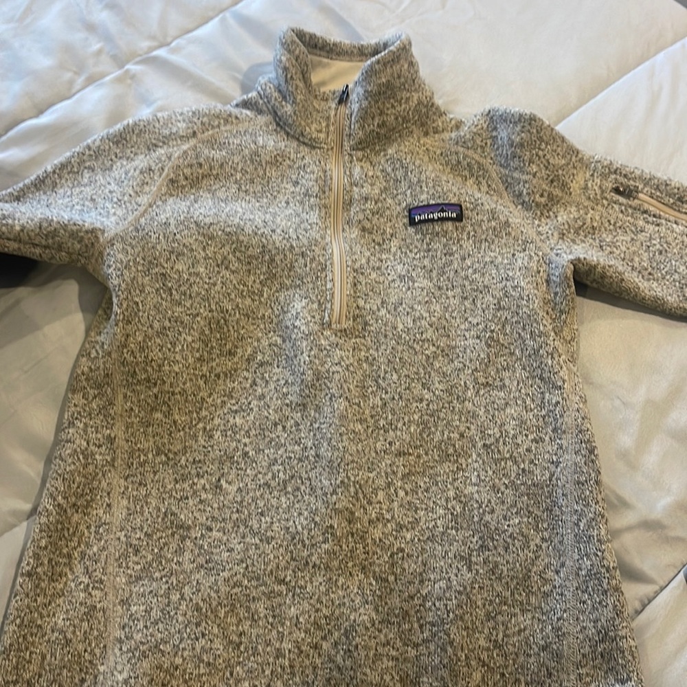 Selling a barley worn grey/beige Patagonia size small